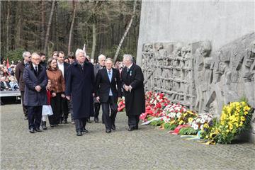 Zu Ehren der NS-Opfer wurden am Mahnmal in der Bittermark Kränze niedergelegt. 