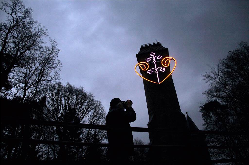 Tradition und Moderne: Tipps für eine Städtetour nach Marburg Zu einem beliebten Fotomotiv hat sich der Spiegelslustturm mit seinem leuchtenden Herz entwickelt.