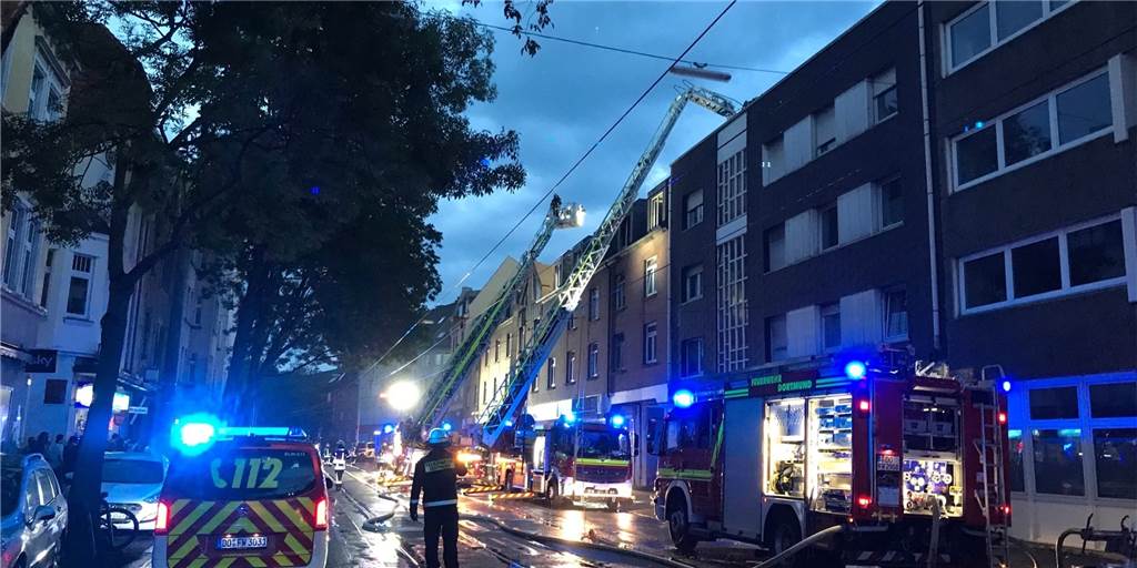 Wohnungsbrand am Körner Hellweg – Stadtbahn stillgelegt Zu einem Dachstuhlbrand am Körner Hellweg rückte die Feuerwehr am Sonntagabend mit mehreren Fahrzeugen aus.