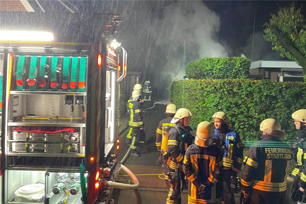 Zu einem Fahrzeugbrand rückte am Mittwochmorgen die Stadtlohner Feuerwehr aus.