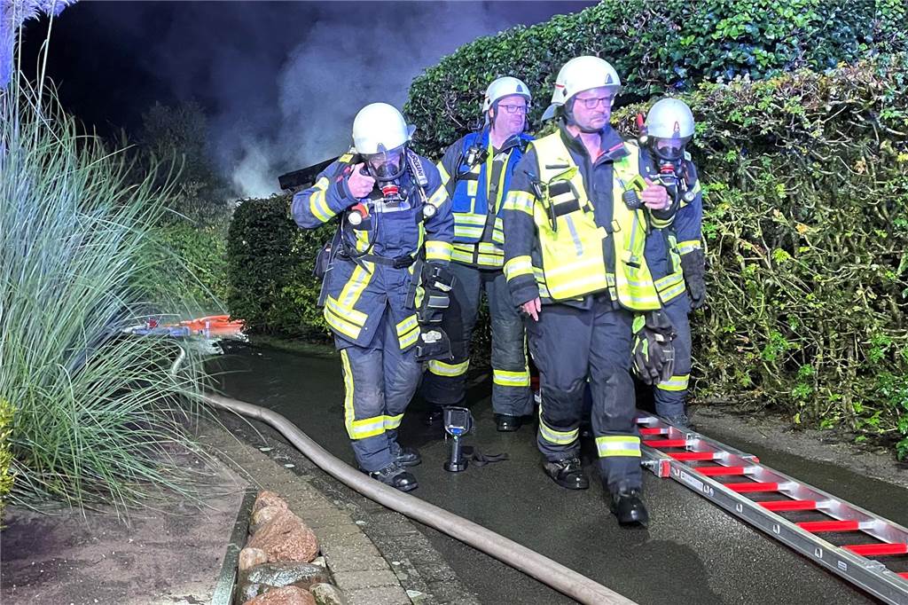 Zu einem Fahrzeugbrand rückte am Mittwochmorgen die Stadtlohner Feuerwehr aus.
