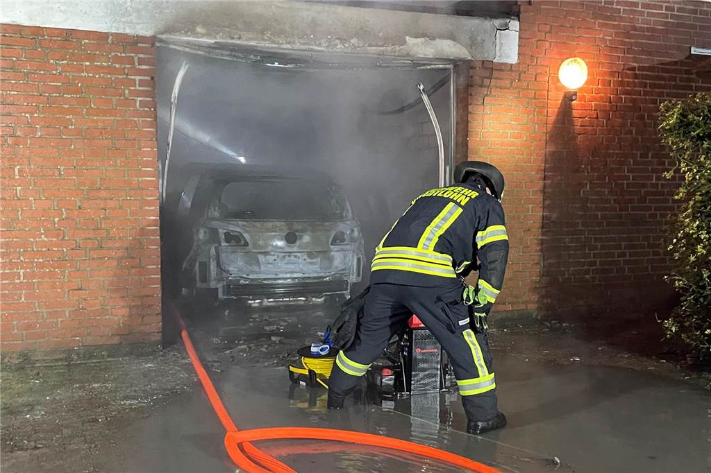 Zu einem Fahrzeugbrand rückte am Mittwochmorgen die Stadtlohner Feuerwehr aus.