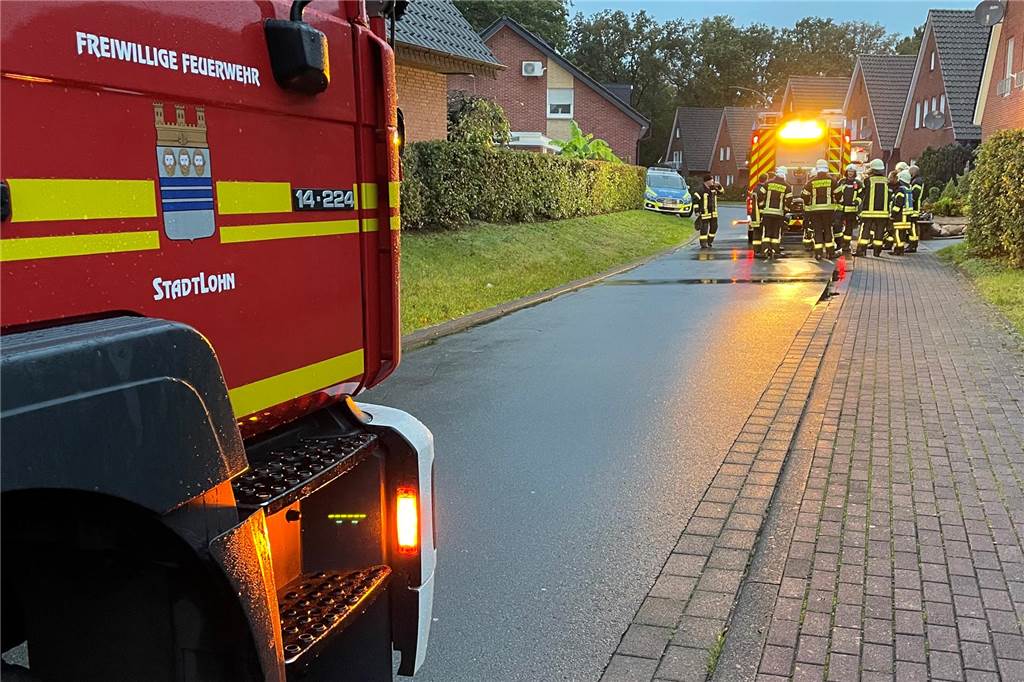 Feuerwehreinsatz am Feiertagsmorgen in Stadtlohn: Pkw brennt in Garage komplett aus Zu einem Fahrzeugbrand rückte am Mittwochmorgen die Stadtlohner Feuerwehr aus.
