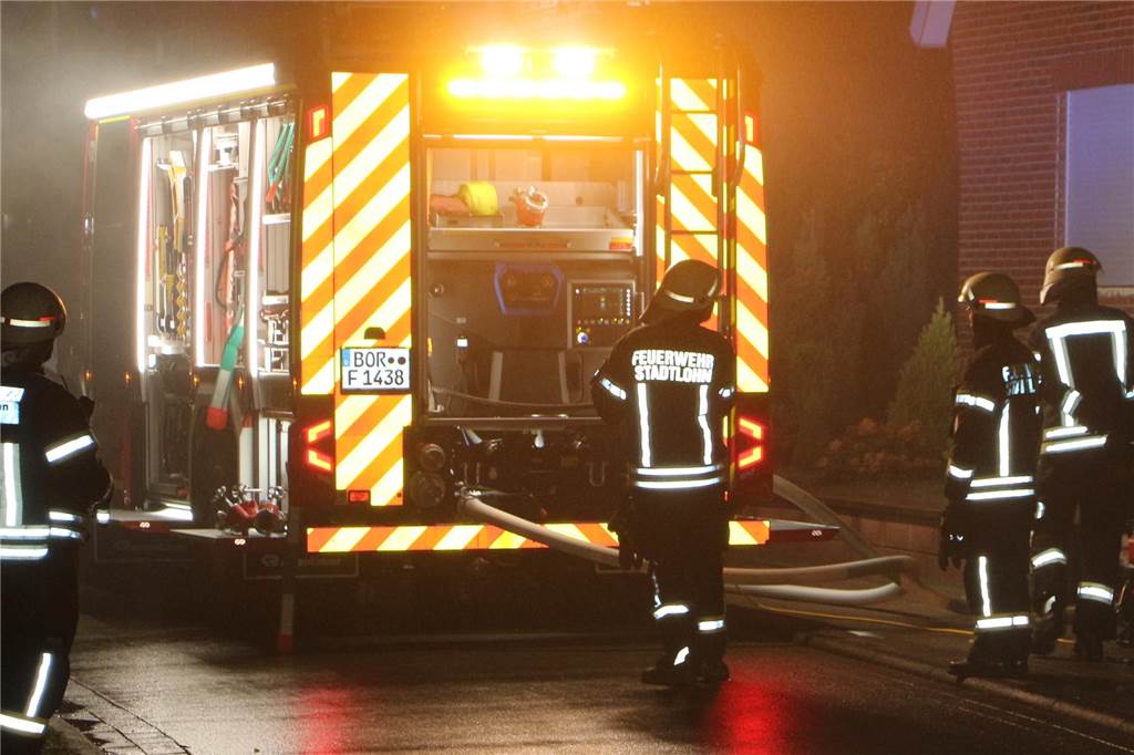 Zu einem Fahrzeugbrand rückte am Mittwochmorgen die Stadtlohner Feuerwehr aus.