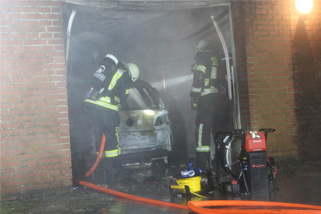 Zu einem Fahrzeugbrand rückte am Mittwochmorgen die Stadtlohner Feuerwehr aus.