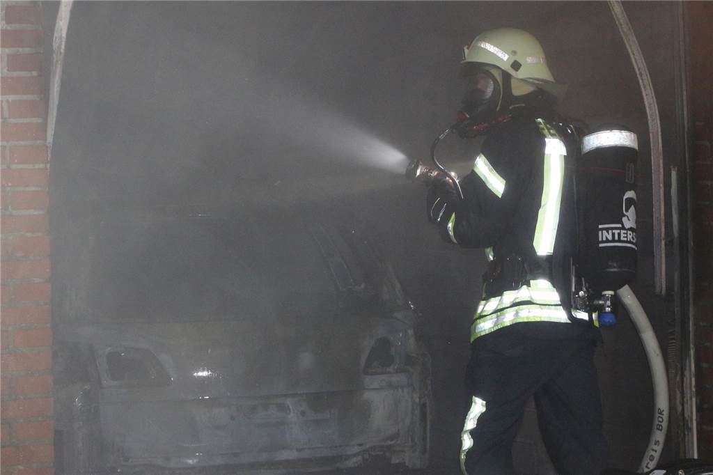 Zu einem Fahrzeugbrand rückte am Mittwochmorgen die Stadtlohner Feuerwehr aus.