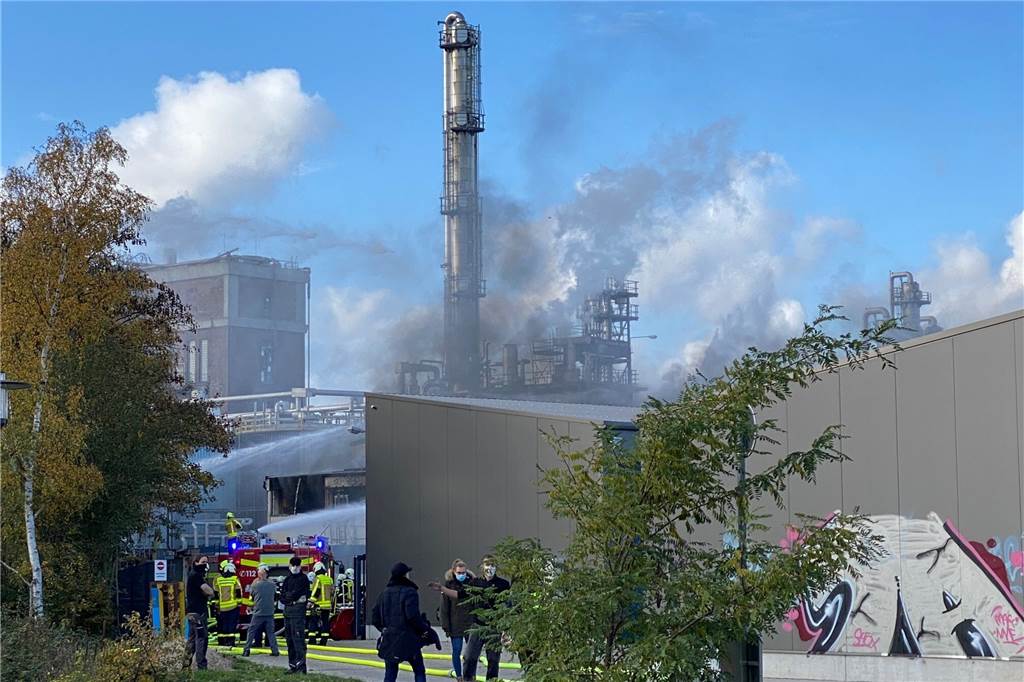 Großbrand nahe Castrop-Rauxeler Hauptbahnhof und Chemiewerk Rütgers Zu einem Feuer auf dem Werksgelände der Firma Bronzel rückte am Mittwoch die ganze Castrop-Rauxeler Feuerwehr an. In der Nachbarschaft des Chemiewerks Rütgers stand ein Lastwagen in einer Halle des metallverarbeitenden Betriebs in Flammen.