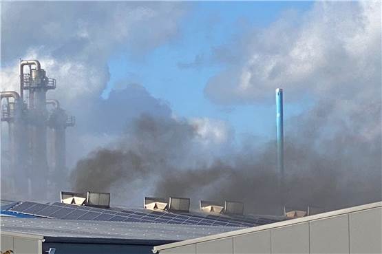 Vollalarm bei Feuerwehr ausgelöst: Lastwagen in Werkshalle ausgebrannt