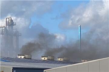 Zu einem Feuer auf dem Werksgelände der Firma Bronzel rückte am Mittwoch die ganze Castrop-Rauxeler Feuerwehr an. In der Nachbarschaft des Chemiewerks Rütgers stand ein Lastwagen in einer Halle des metallverarbeitenden Betriebs in Flammen.