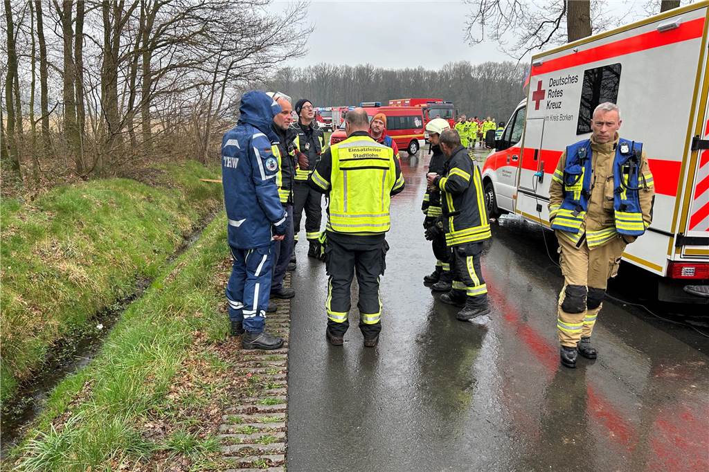 Zu einem Großeinsatz von Feuerwehr, THW und DRK ist es am Wochenende im Liesner Wald in der Stadtlohner Bauerschaft Almsick gekommen.