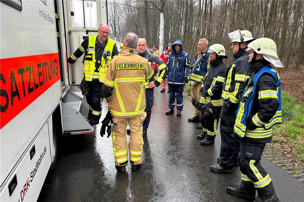 Zu einem Großeinsatz von Feuerwehr, THW und DRK ist es am Wochenende im Liesner Wald in der Stadtlohner Bauerschaft Almsick gekommen.