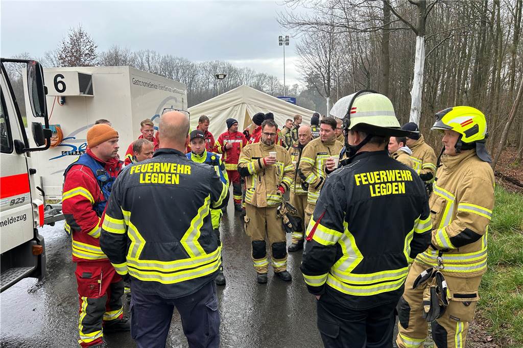 Zu einem Großeinsatz von Feuerwehr, THW und DRK ist es am Wochenende im Liesner Wald in der Stadtlohner Bauerschaft Almsick gekommen.