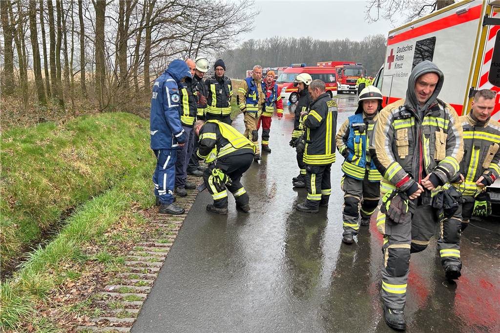Zu einem Großeinsatz von Feuerwehr, THW und DRK ist es am Wochenende im Liesner Wald in der Stadtlohner Bauerschaft Almsick gekommen.