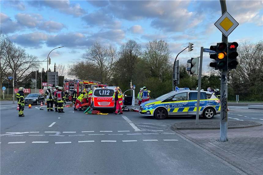 Nach Frontalzusammenstoß mit Notarztwagen: Zwei Menschen schwer verletzt Zu einem heftigen Unfall kam es am Freitagabend an einer Dortmunder Kreuzung. Die Polizei gibt Details zum Unfallhergang bekannt.