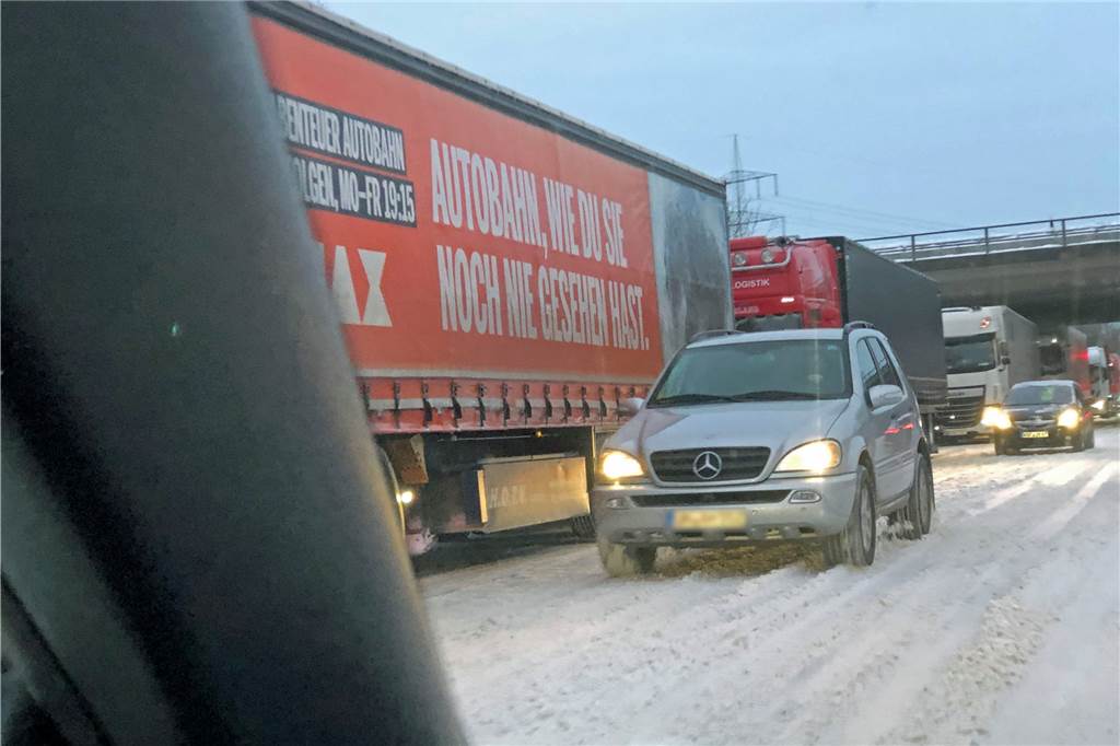 Die Woche in Werne: Eventplanungen, Schnee-Chaos und Friseurtermine Zu einem LKW-Stau kam es am frühen Montagabend auf der Nordlippestraße zwischen A1 und Autohof Werne. Zahlreiche LKW wollten zum Autohof, dessen 80 Plätze aber schon restlos ausgebucht waren.