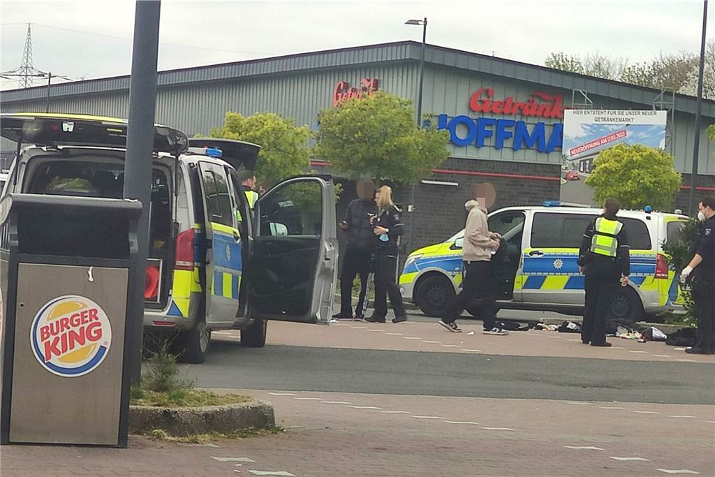 „Car-Freitag“ in Castrop-Rauxel: Menschenmassen kesseln Zivil-Polizisten ein Zu einem noch "normalen" Einsatz kam es am Freitagnachmittag am Westring auf dem Burger-King-Parkplatz. Nach Zeugenhinweisen überprüfte die Polizei fünf junge Leute - und fand geringe Mengen Drogen.