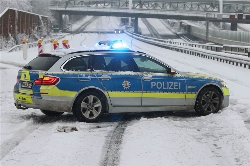 Fahrer eines Streufahrzeugs findet schwer verletzten Motorradfahrer auf Seitenstreifen der A1 Zu einem schweren Motorradunfall ist es am frühen Sonntagmorgen auf der A1 in Höhe Lichtendorf gekommen. (Symbolbild)