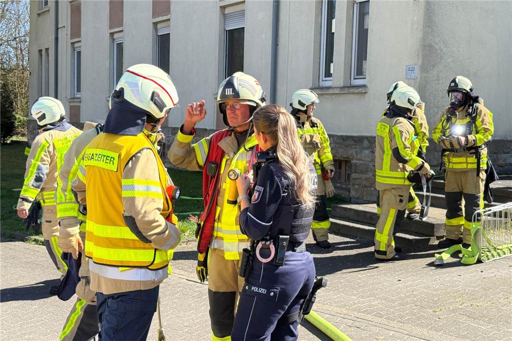 Unfall mit Rettungswagen: Feuerwehr-Einsatz nach Wohnungsbrand-Alarm Zu einem Wohnungsbrand wurde die Feuerwehr am Montagnachmittag gerufen.