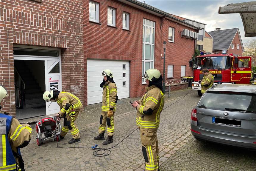 Zimmerbrand im Ortskern: Aufmerksame Passanten verhinderten Großfeuer Feuerwehrmänner stehen mit einem Lüfter vor einem Haus an der Klümperstraße in Raesfeld.