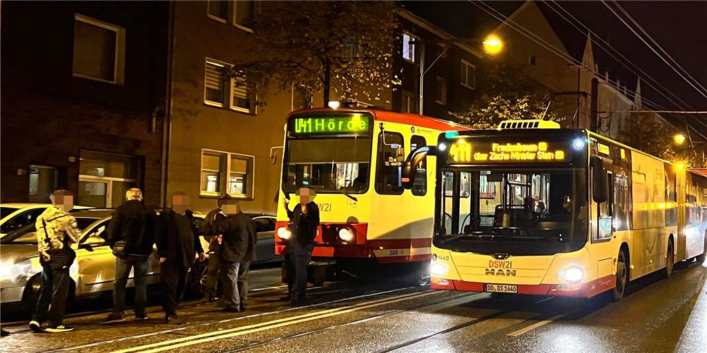 Bahn und Auto stoßen in Dortmund zusammen - Stadtbahn zeitweise beeinträchtigt Zu einem Zusammenstoß zwischen einer Stadtbahn und einem Auto ist es am Freitagabend (14.10.) in Dortmund gekommen.