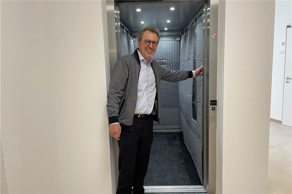 Zu einer barrierefreien Wohnanlage gehört ein Aufzug: Aktuell ist er für die Einzüge von innen gepolstert, um die Verkleidung genauso wie die Möbel zu schützen. 