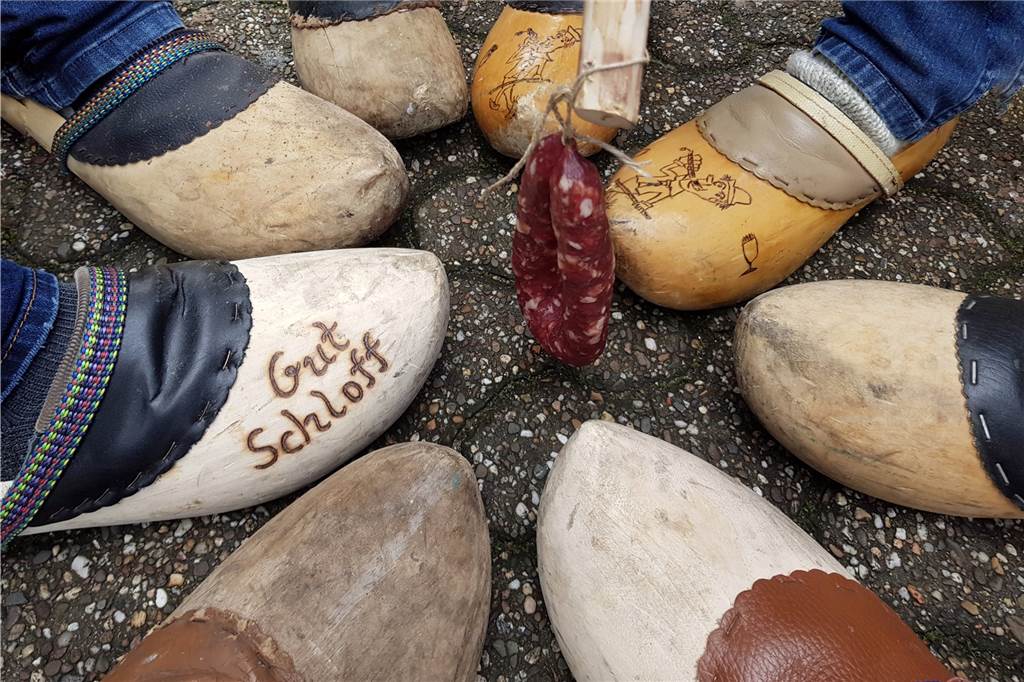 Viele Fotos: Großer Ansturm und gelebte Tradition beim „Schlöffkenfest“ in Heek Zu einer echten „Schlöffkentracht“ gehört auch ein Holzschuh, der rechts getragen wird. Der Trinkspruch? „Gut Schloff“.