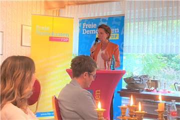Zu einer Gesprächsrunde mit Landesbildungsministerin Yvonne Gebauer im Café Schlaun in Nordkirchen kamen vor allem Mitglieder der FDP, Lehrinnen und Lehrer. 