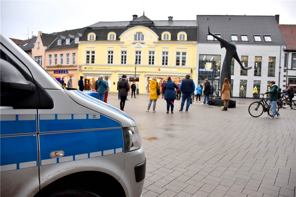 Ahauser Unternehmen und Stadtwerke fürchten Folgen des Ukraine-Kriegs Zu einer spontanen Friedensdemonstration kamen am Donnerstagnachmittag einige Ahauser rund um den Mahner zusammen. Dass sie damit nicht viel ausrichten würden, sei ihnen klar. Dennoch wollten sie ein Zeichen gegen den Krieg in der Ukraine setzen. Ursprünglich hatten die Grünen die Solidaritätskundgebung organisiert, dabei aber auch alle anderen Parteien eingeladen.