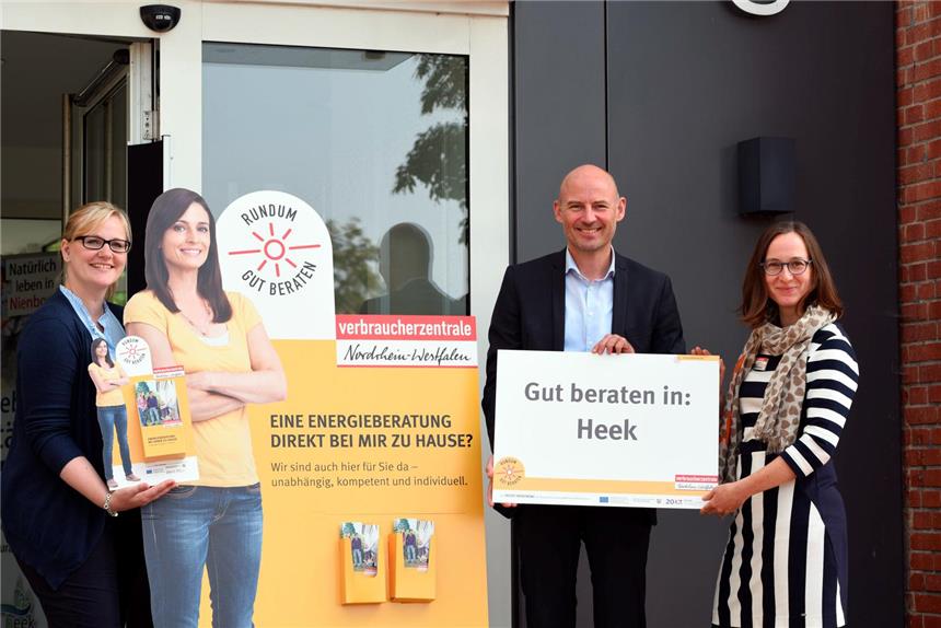 Gut beraten mit der Verbraucherzentrale in Heek Zu einer Vor-Ort-Beratung für Eigenheimbesitzer raten (v.l.) Sonja Kochem, Bürgermeister Franz Josef Weilinghoff und Evelyn Hillebrand.