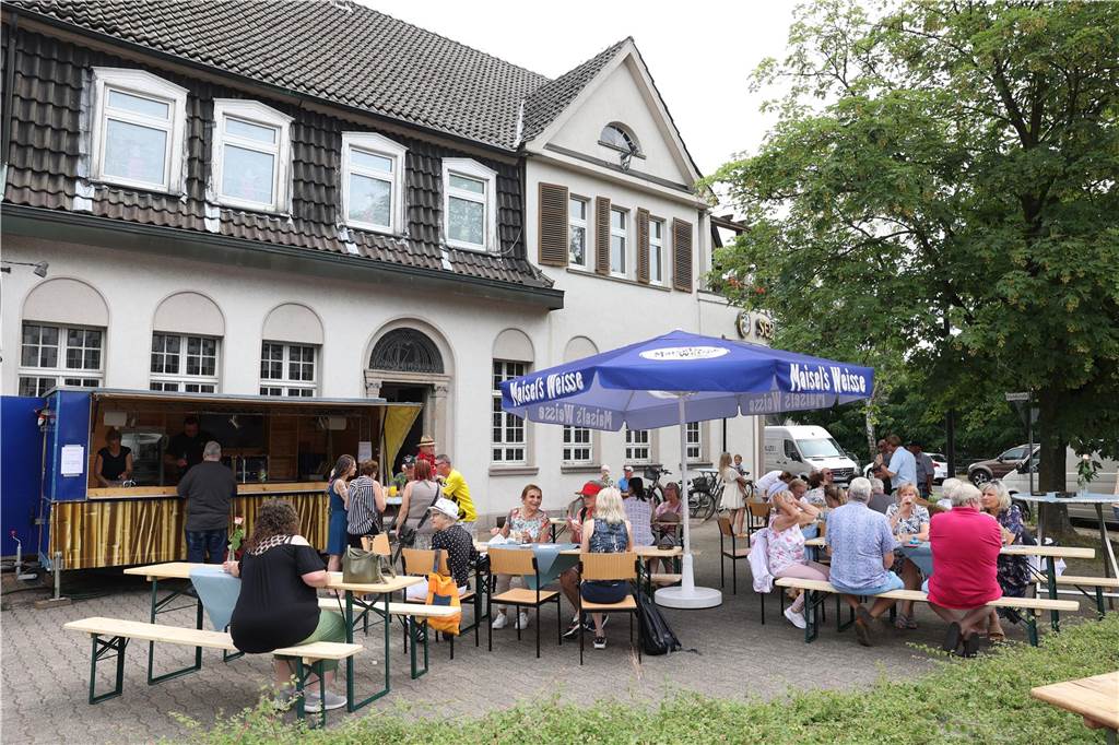 Stadtfest-Sonntag im Selmer Zentrum: So richtig was für Familien Zu essen und trinken gab es reichlich auf dem Stadtfest in Selm.