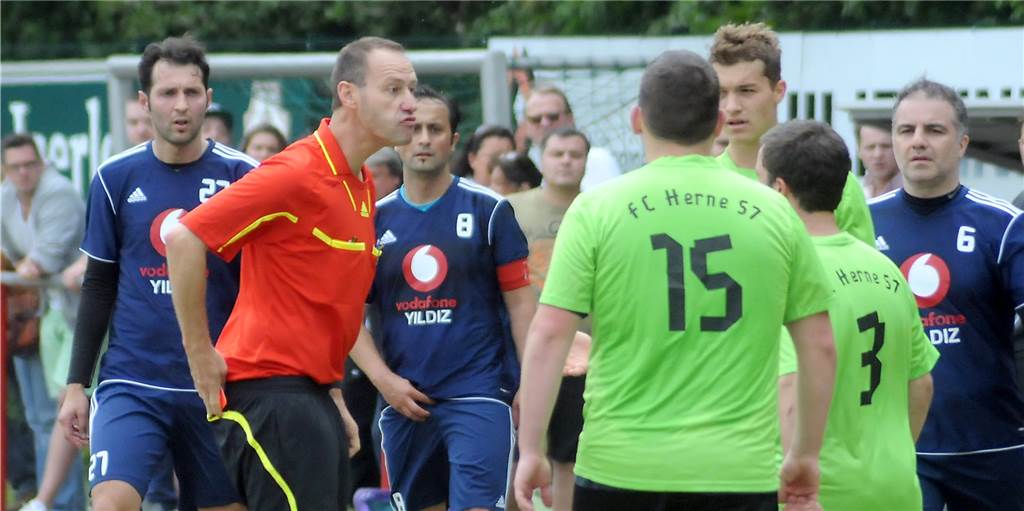 Nach Roter Karte im Kreispokal oder Westfalenpokal – freie Fahrt für die Liga? Zu Feldverweisen im Westfalen- und Kreispokal ist die gefühlte Regel verbreitet, dass man doch nur in dem Wettbewerb gesperrt sei, in dem man zum Beispiel eine Rote Karte gesehen hat