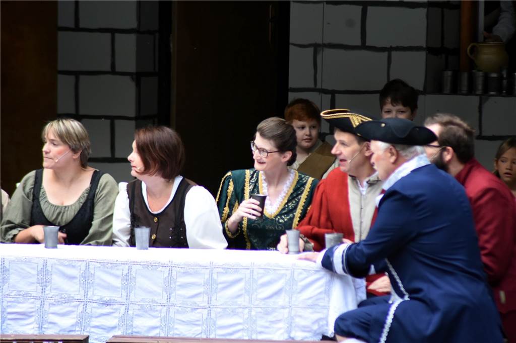 Schauspiel-Premiere: Das erlebt eine Redakteurin beim Selbstversuch in der Freilichtbühne Zu Gast bei einer Geburtstagsfeier: Hier ist Improvisieren angesagt. Lachen, anstoßen, erschrecken und Nase rümpfen.