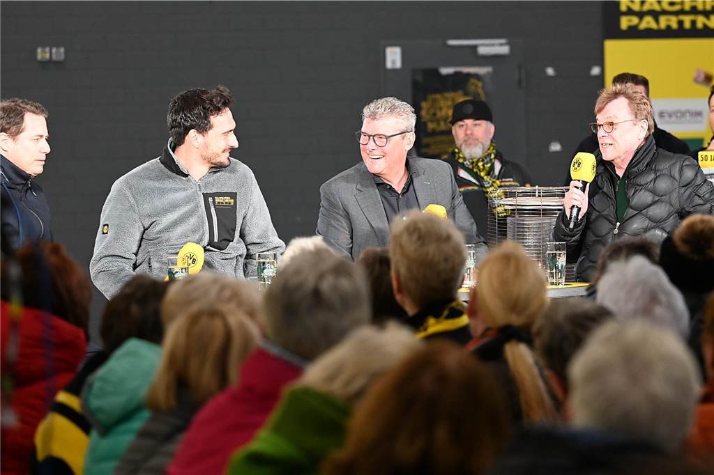 Lars Ricken, Mats Hummels, Norbert Dickel und Bela Rethy sitzen auf der Bühne.