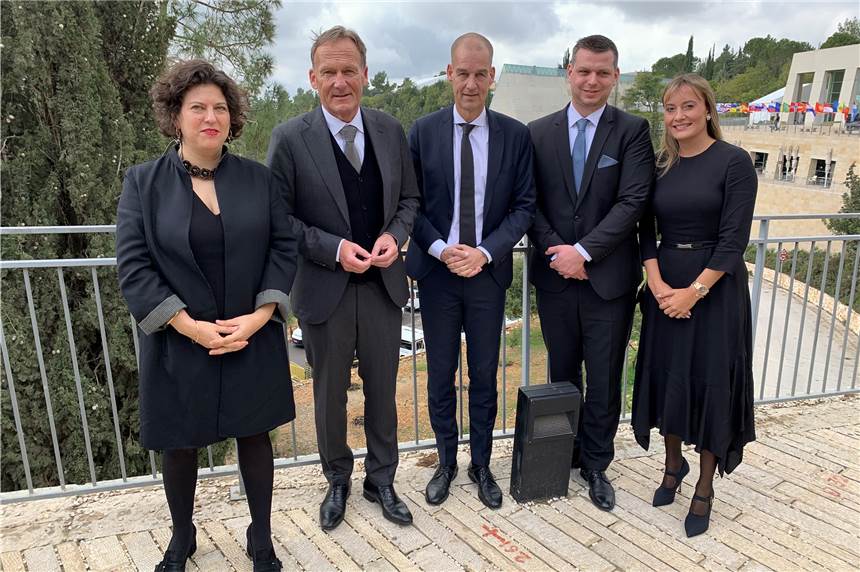 Staatschefs senden starkes Signal gegen Antisemitismus - BVB-Delegation in Jerusalem Zu Gast beim Welt-Holocaust-Forum in Jerusalem (v.l.): Ruth Ur, Vertreterin der Holocaust-Gedenkstätte Yad Vashem in Deutschland, Hans-Joachim Watzke (Vorsitzender der BVB-Geschäftsführung), Carsten Cramer (BVB-Geschäftsführer), Daniel Lörcher (Abteilungsleiter Corporate Responsibility) und Sarah Reichert (Assistenz der BVB-Geschäftsführung).