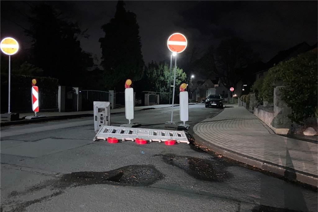 Sturm in Schwerte: Mehrere Einsätze für die Feuerwehr – So wird das Wetter am Samstag Zu großen Zwischenfällen kam es in Schwerte am Freitagabend zum Glück nicht. An der Talstraße waren lediglich die Baustellenbaken umgekippt.