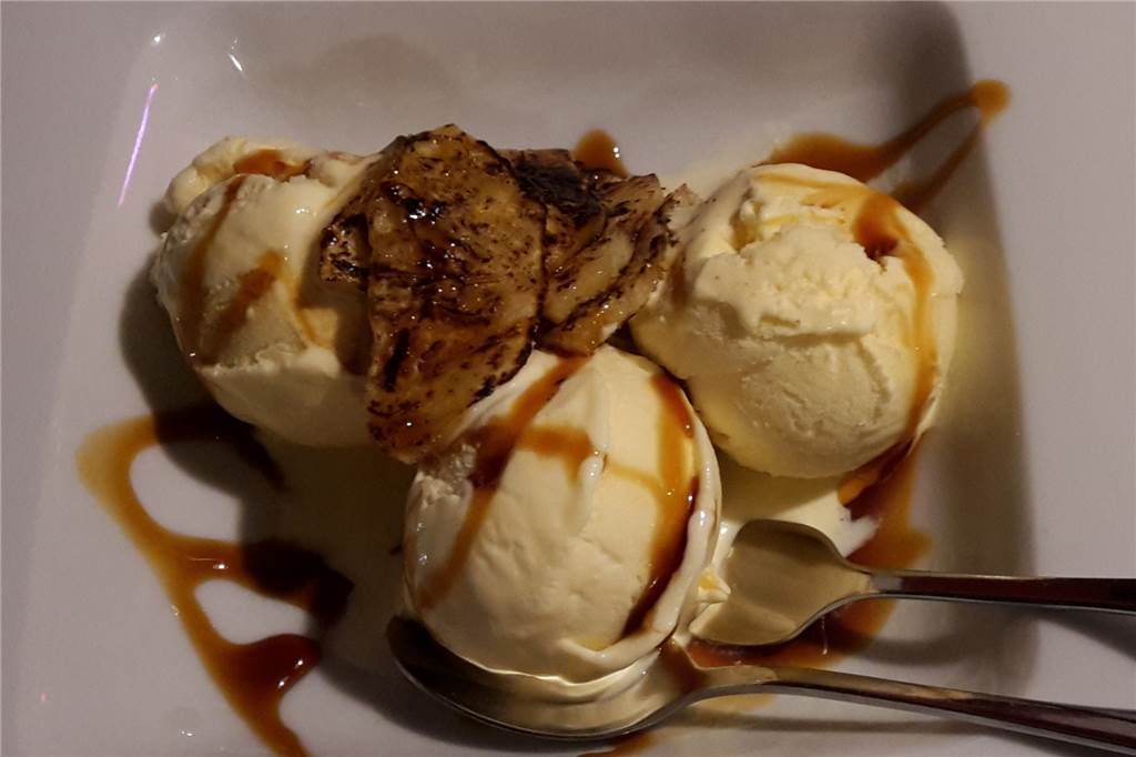 Rock‘n‘Roll und Rindersteak vom Salzstein beim „Diners“ in Alstedde Zu guter Letzt: Gegrillte Ananas mit drei Kugeln Vanilleeis.