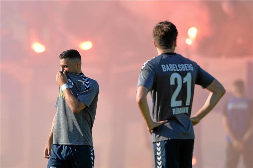 Pyro und versuchter Platzsturm sorgen für Empörung Zu hässlichen Szenen kam es unter anderem bei der Partie zwischen Babelsberg 03 und Energie Cottbus.