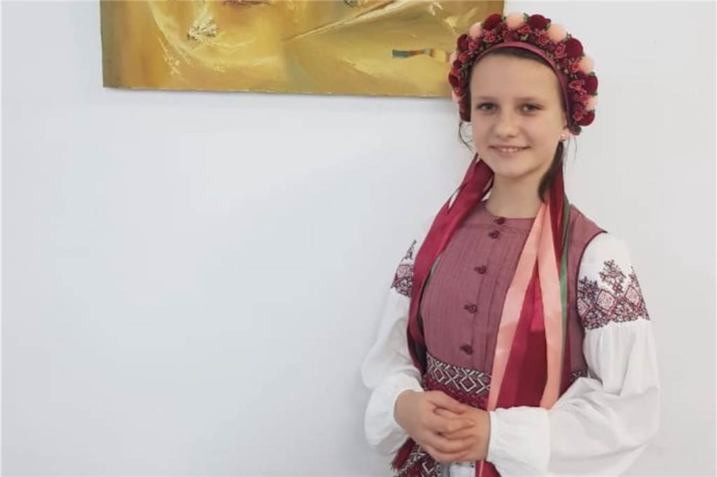 Solidar-Konzert in der Rohrmeisterei: Anastasia (11) singt ein ukrainisches Lied Anastasia trägt das traditionelle Kostüm und den Haarschmuck aus der Ukraine.