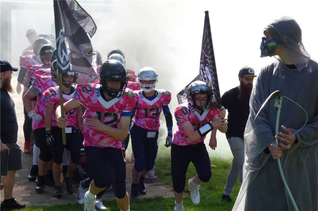 Dorstener Sensenmänner suchen eine Bleibe für den Winter Zu ihren Spielen laufen die Jugendteams der Dorsten Reapers mit dem passenden Sensenmann-Maskottchen (r.) ein.