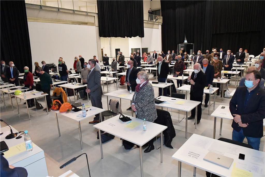Opposition im Rat erfolgreich: Erster grüner Vize-Bürgermeister in Lünen Zu ihrer Verpflichtung erhoben sich die 55 anwesenden Ratsmitglieder (eine Ratsfrau war verhindert) in der Halle des Erlebnisreich-Campus in Wethmar.