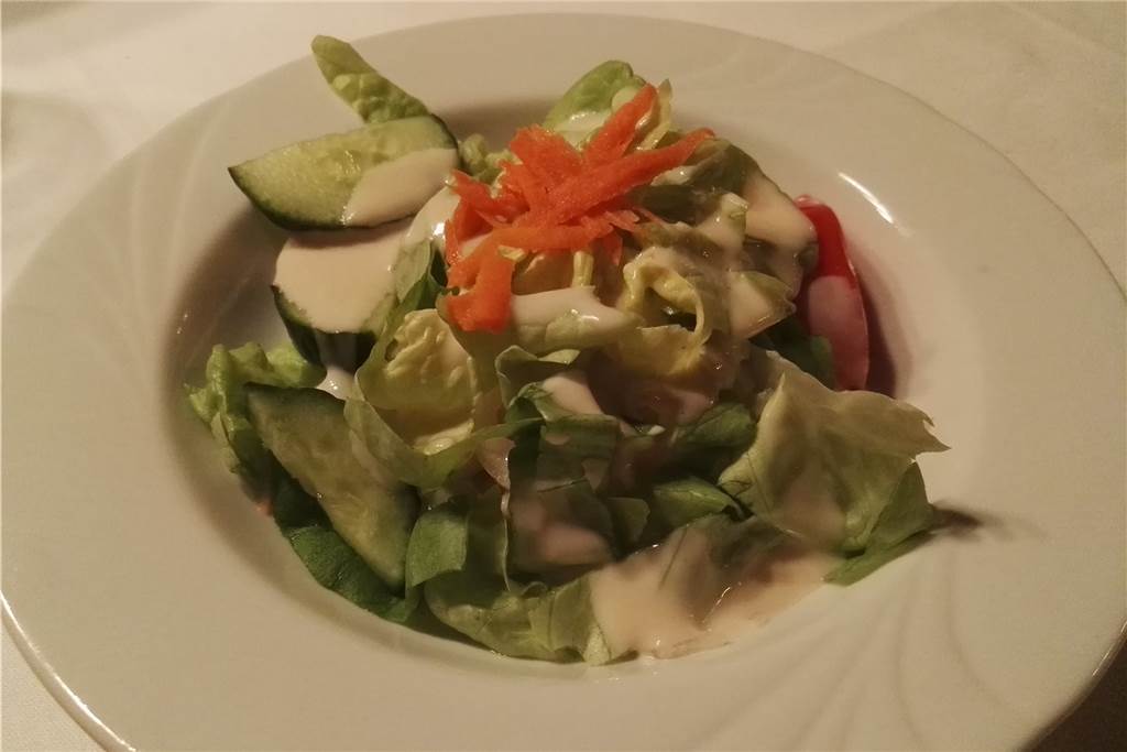 Im gastfreundlichen Akropolis stimmen das Essen und der Service Zu jedem Hauptgericht gibt es einen gemischten Salat.