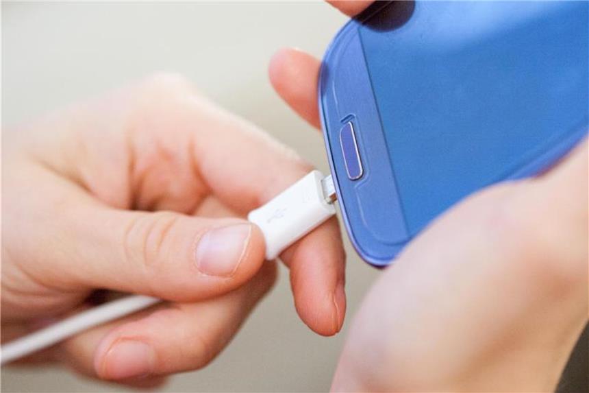 Ein Ladekabel für verschiedene Standards Zu jedem Smartphone und Tablet gehört ein eigenes Ladekabel. Wer für verschiedene Geräte nur noch ein Kabel nutzen möchte, kann auf Magnetladekabel mit Adapter zurückgreifen. Foto: Christin Klose