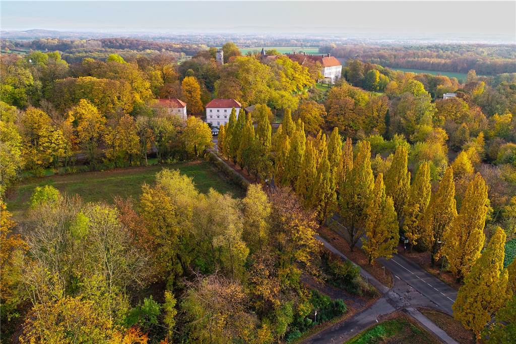 Zu Juttas Zeiten war Cappenberg die einzige Höhenburg des Münsterlandes. Anstelle des heutigen Barockschlosses stand dort das Burggebäude, das Ehemann Gottfried zum Kloster umwidmen ließ. Die Kirche, die er bauen ließ, steht heute noch und ist rechts neben dem Wasserturn zu erahnen.