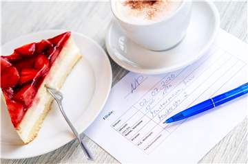 Zu Kaffee und Kuchen wird derzeit auch ein Formular serviert, um im Falle eines Infektionsfalles die Infektionskette nachvollziehen zu können.