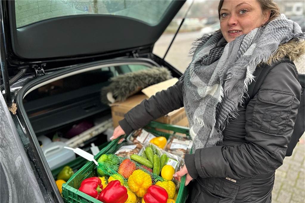 Lebensmittelretter haben schon 52.000 Kilogramm Essen gerettet Milena Kühl mit einer Gemüsekiste