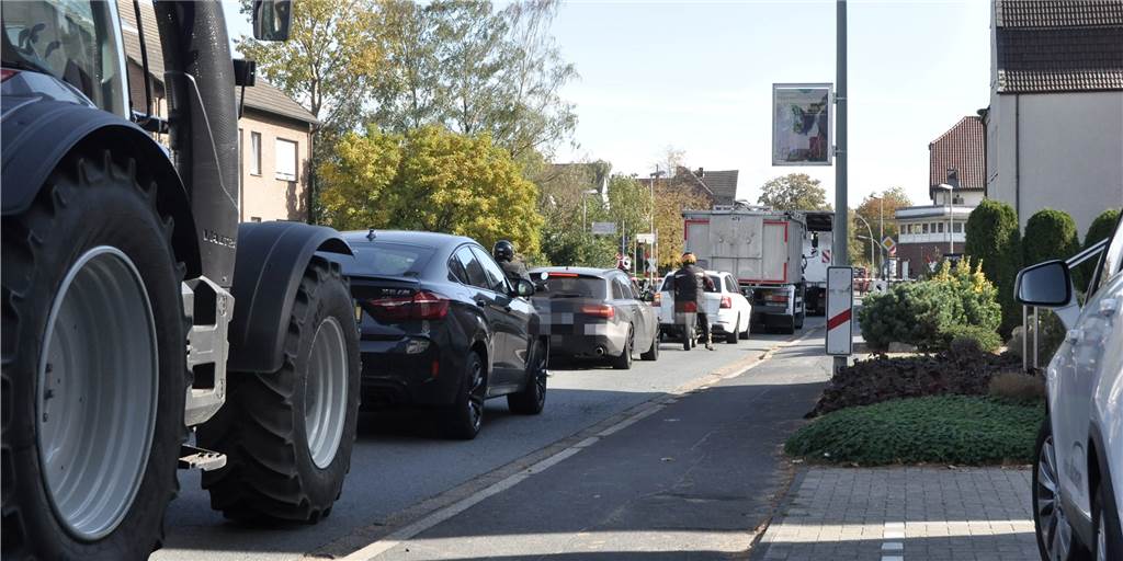 Schranke an Olfener Straße: Verkehrssituation am Bahnübergang ändert sich Vor der Schranke an der Olfener Straße stehen Autos, Roller und Trecker in langer Schlange und warten.
