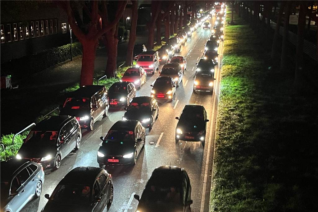 Zu langen Staus war es bei der Anreise zum Fußball-Länderspiel Deutschland-Frankreich auf den Straßen zum Stadion gekommen - wie hier auf der B1.