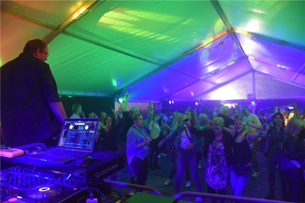 Zu Livemusik und DJ wurde in den zwei Zelten im Losbergpark bis in die frühen Morgenstunden gefeiert und getanzt.