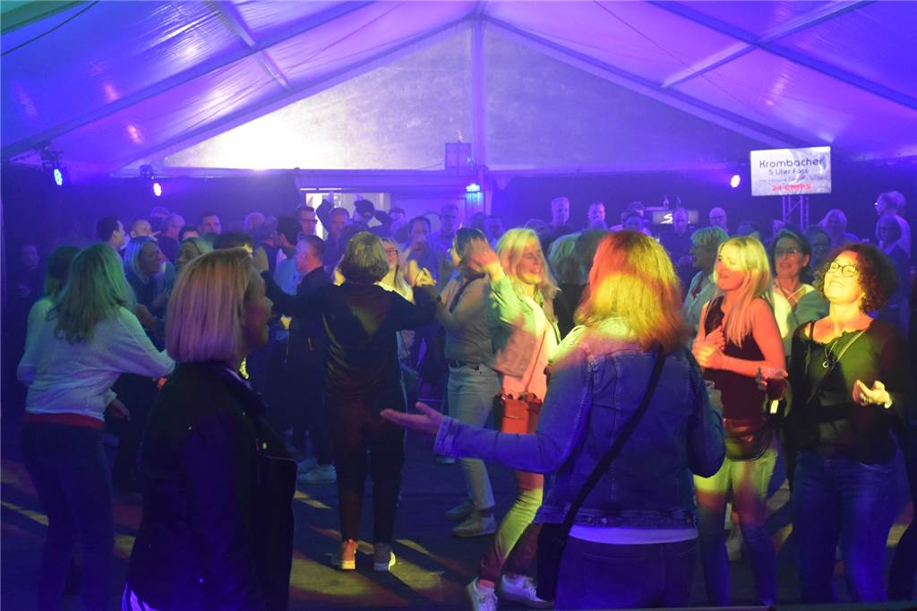 Zu Livemusik und DJ wurde in den zwei Zelten im Losbergpark bis in die frühen Morgenstunden gefeiert und getanzt.