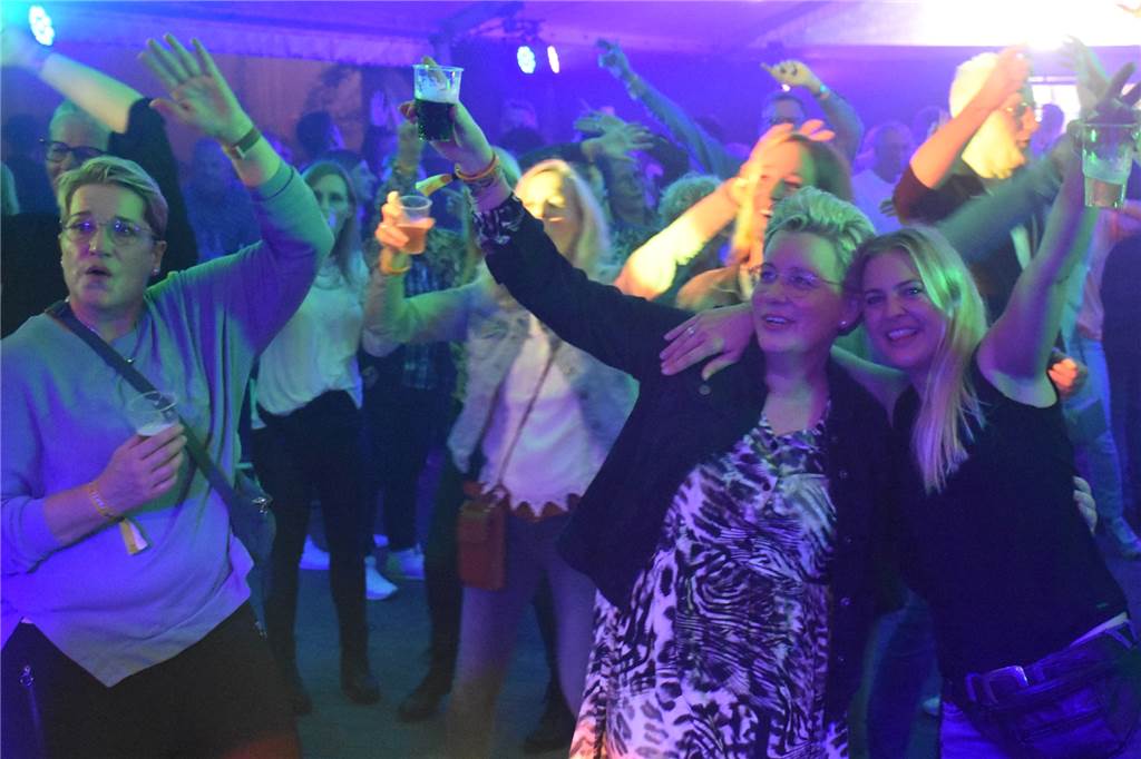 Zu Livemusik und DJ wurde in den zwei Zelten im Losbergpark bis in die frühen Morgenstunden gefeiert und getanzt.